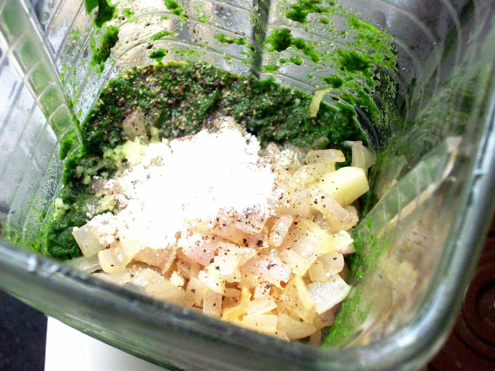 Licuar la salsa verde